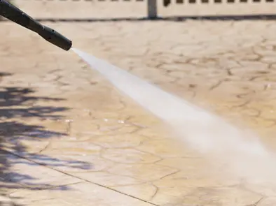 Lavando el hormigón impreso con agua bajo presión